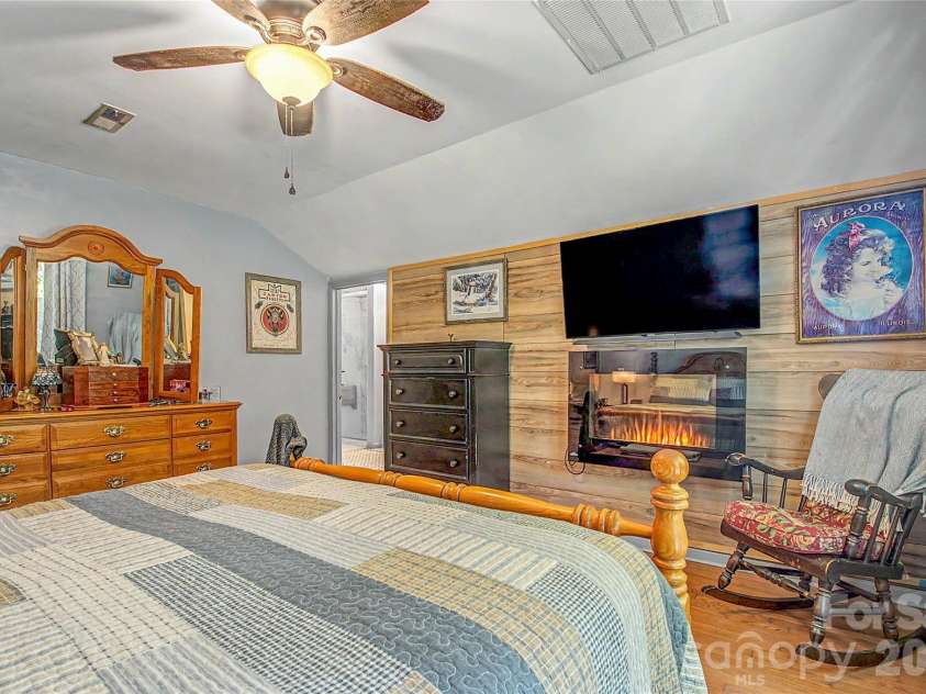 76 Winsome Trail, Hendersonville, NC 28739.  MLS# CAR4394583, YatesRealty ID 33017. 