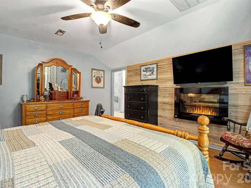 76 Winsome Trail, Hendersonville, NC 28739.  MLS# CAR4394583, YatesRealty ID 33017. 
