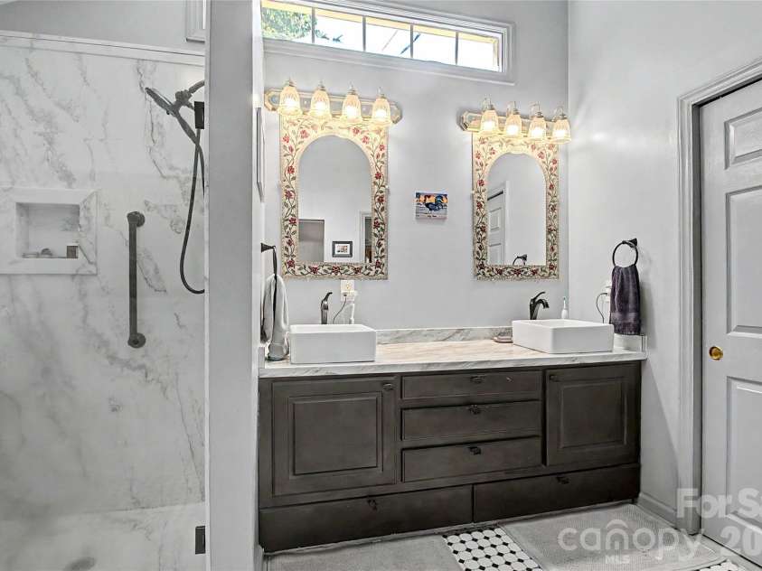76 Winsome Trail, Hendersonville, NC 28739.  MLS# CAR4394583, YatesRealty ID 33017. 