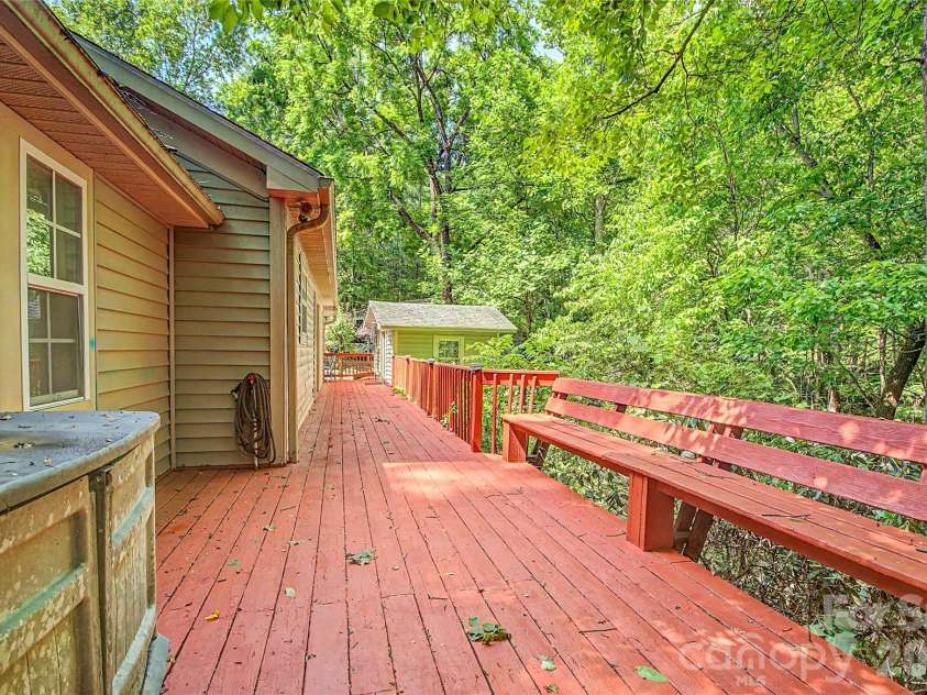 76 Winsome Trail, Hendersonville, NC 28739.  MLS# CAR4394583, YatesRealty ID 33017. 