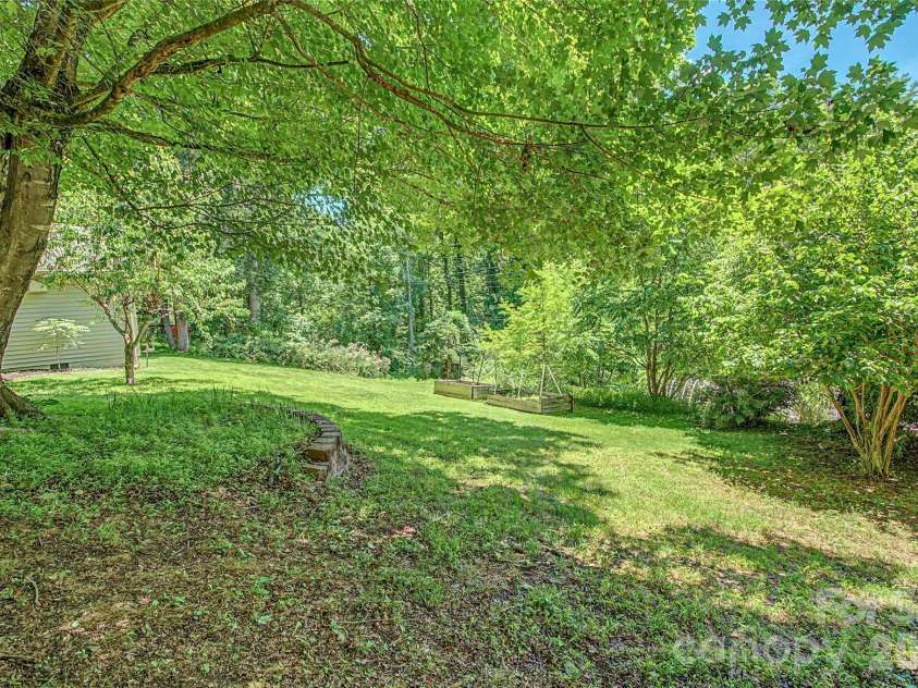 76 Winsome Trail, Hendersonville, NC 28739.  MLS# CAR4394583, YatesRealty ID 33017. 
