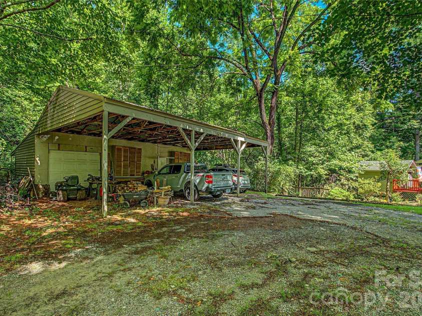 76 Winsome Trail, Hendersonville, NC 28739.  MLS# CAR4394583, YatesRealty ID 33017. 