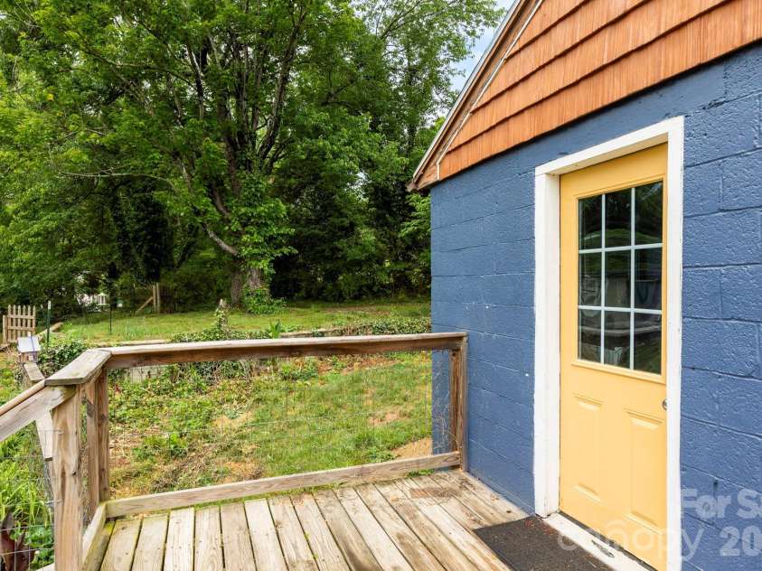 6 Mountain View Road, Asheville, NC 28806.  MLS# CAR4385791, YatesRealty ID 33018. 