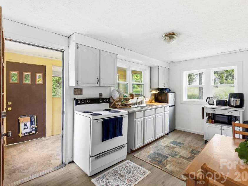 6 Mountain View Road, Asheville, NC 28806.  MLS# CAR4385791, YatesRealty ID 33018. 