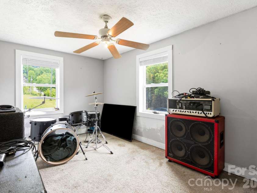 6 Mountain View Road, Asheville, NC 28806.  MLS# CAR4385791, YatesRealty ID 33018. 