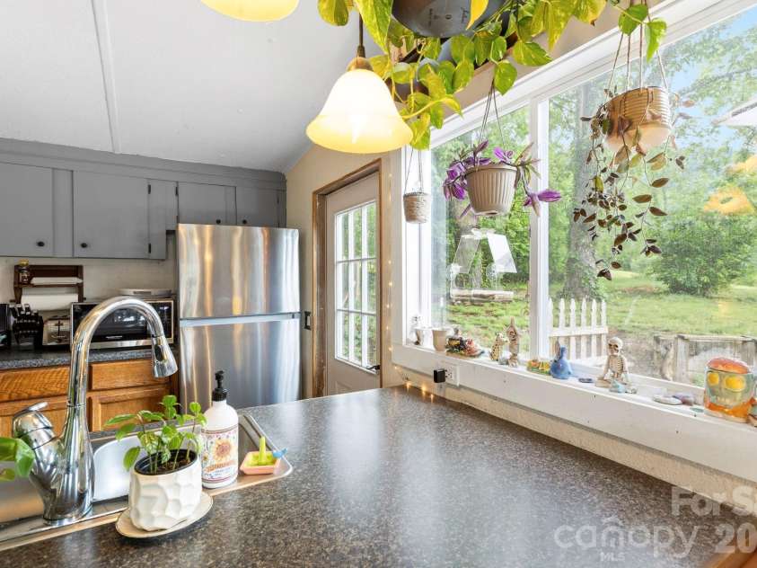 6 Mountain View Road, Asheville, NC 28806.  MLS# CAR4385791, YatesRealty ID 33018. 