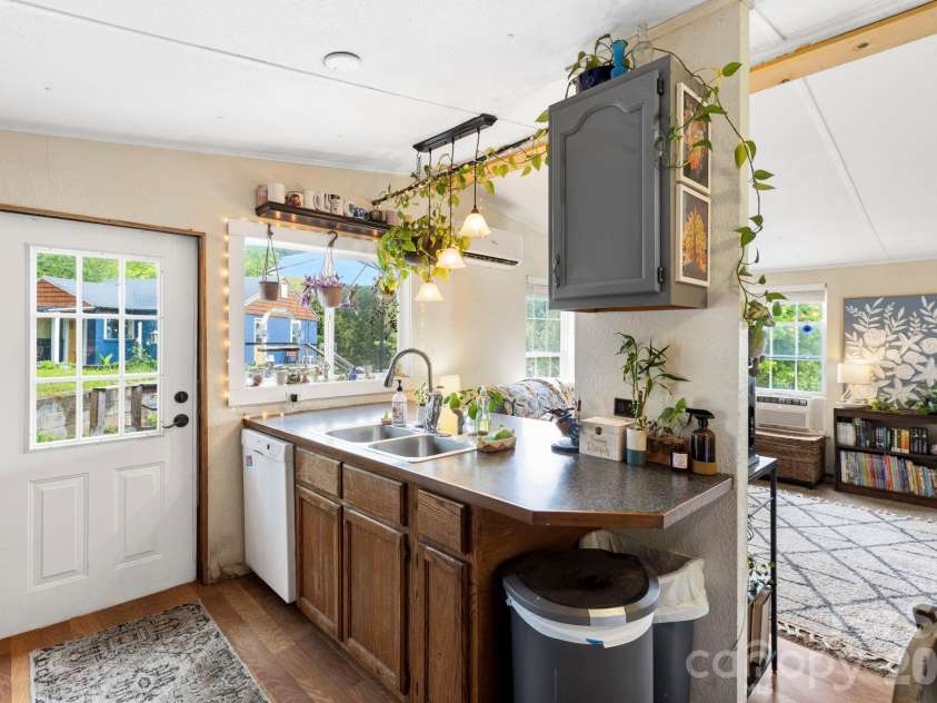 6 Mountain View Road, Asheville, NC 28806.  MLS# CAR4385791, YatesRealty ID 33018. 