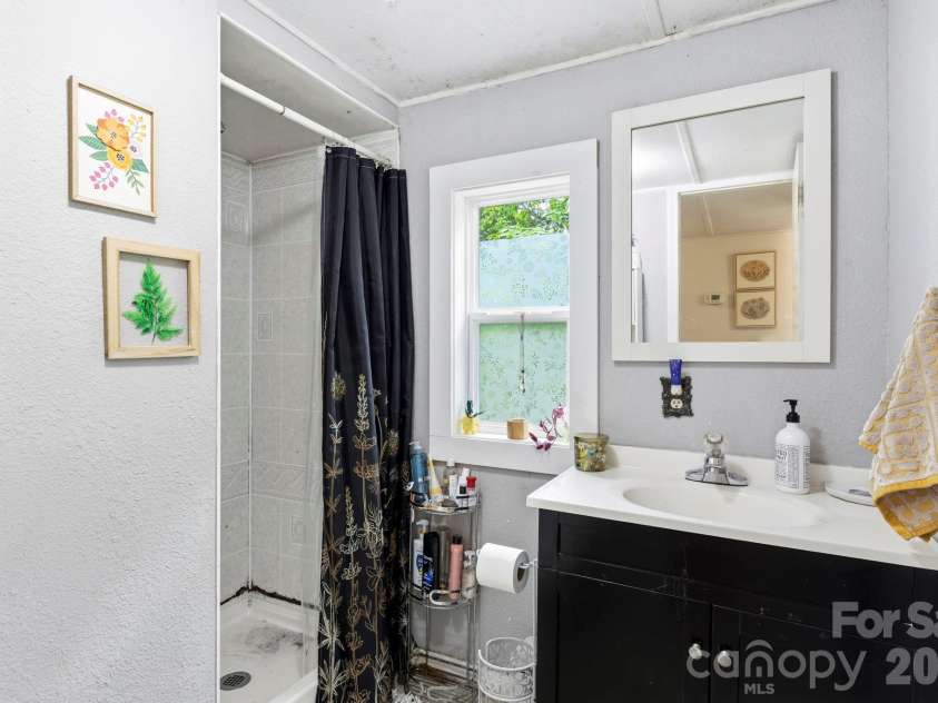 6 Mountain View Road, Asheville, NC 28806.  MLS# CAR4385791, YatesRealty ID 33018. 