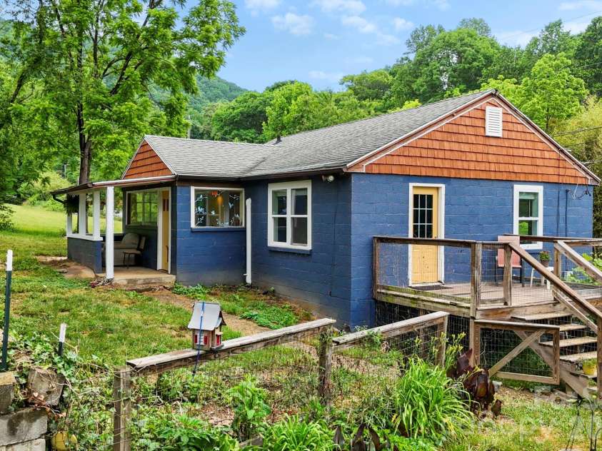 6 Mountain View Road, Asheville, NC 28806.  MLS# CAR4385791, YatesRealty ID 33018. Main home is a 2 bed / 1 bath on double car garage