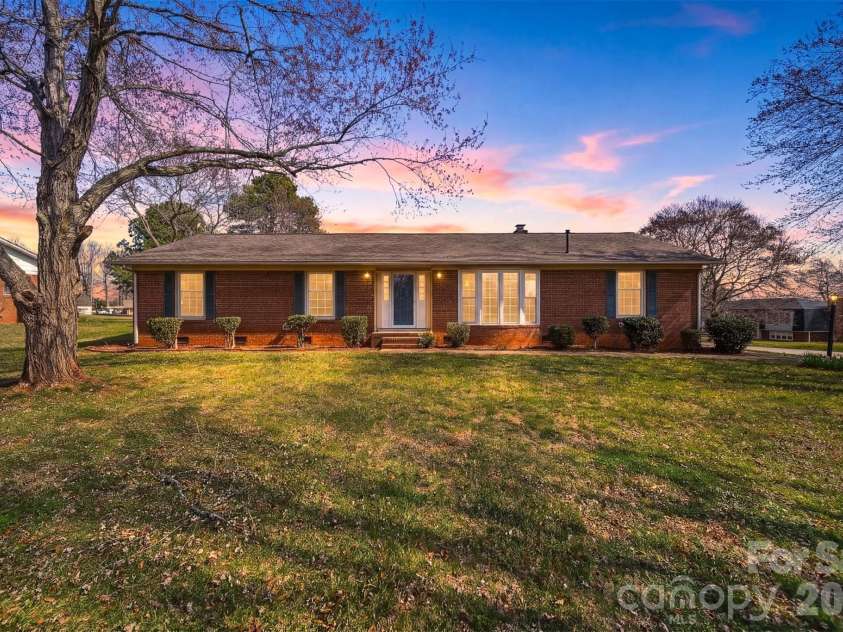 2010 Elizabeth Avenue, Hickory, NC 28602.  MLS# CAR4355136, YatesRealty ID 3302. 