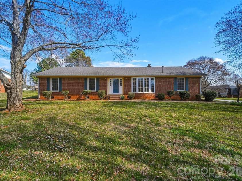 2010 Elizabeth Avenue, Hickory, NC 28602.  MLS# CAR4355136, YatesRealty ID 3302. 