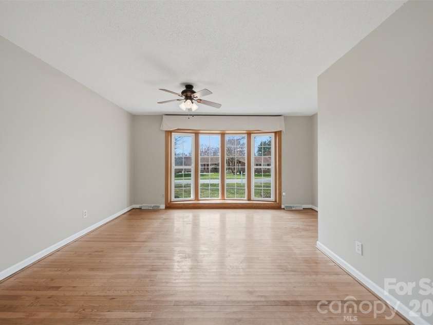 2010 Elizabeth Avenue, Hickory, NC 28602.  MLS# CAR4355136, YatesRealty ID 3302. 