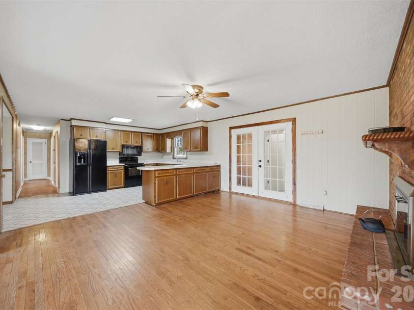 2010 Elizabeth Avenue, Hickory, NC 28602.  MLS# CAR4355136, YatesRealty ID 3302. 