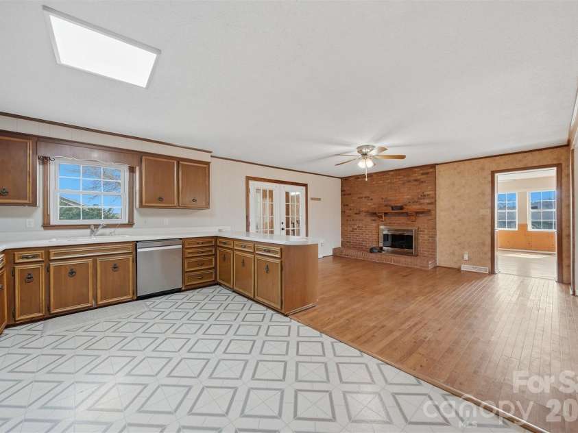 2010 Elizabeth Avenue, Hickory, NC 28602.  MLS# CAR4355136, YatesRealty ID 3302. 