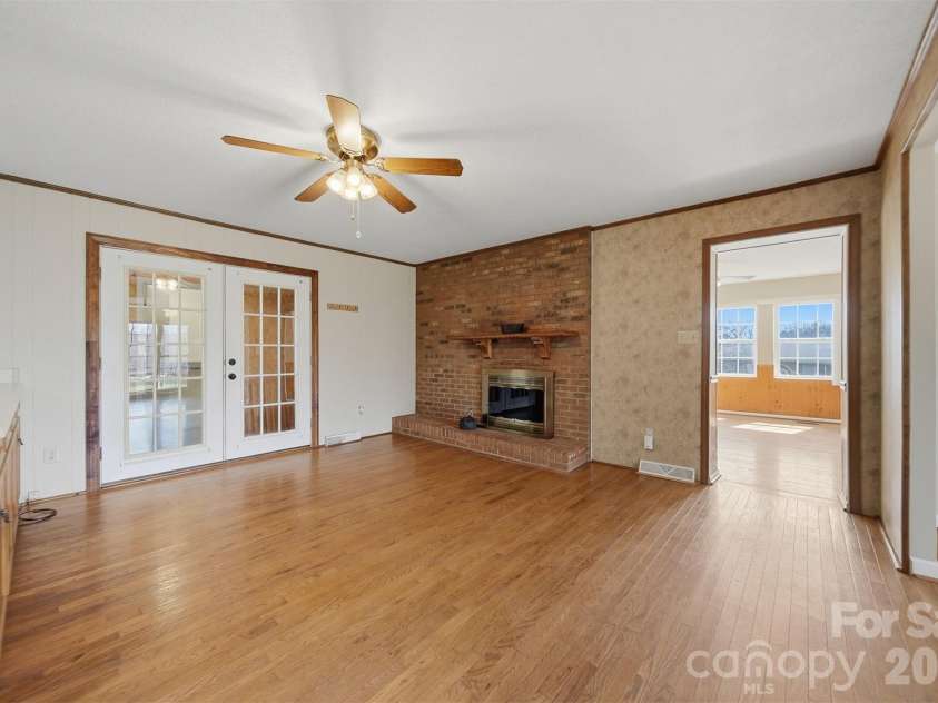 2010 Elizabeth Avenue, Hickory, NC 28602.  MLS# CAR4355136, YatesRealty ID 3302. 