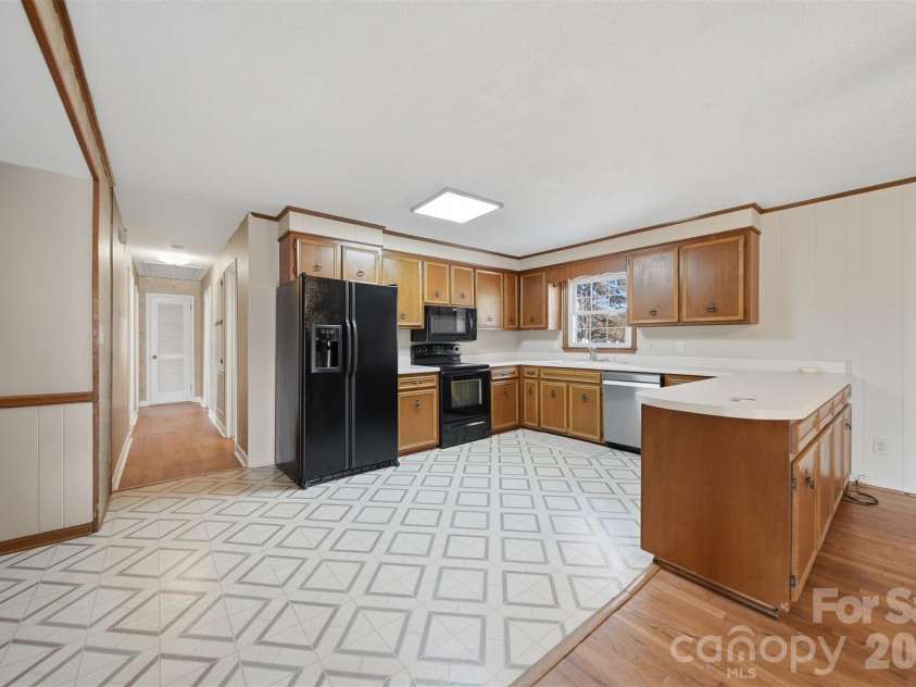 2010 Elizabeth Avenue, Hickory, NC 28602.  MLS# CAR4355136, YatesRealty ID 3302. 