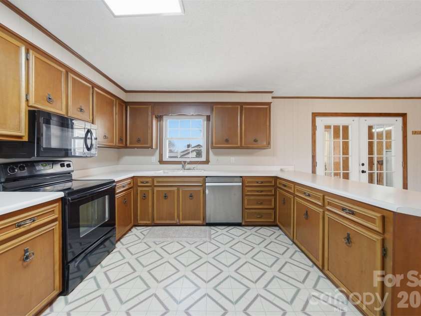 2010 Elizabeth Avenue, Hickory, NC 28602.  MLS# CAR4355136, YatesRealty ID 3302. 