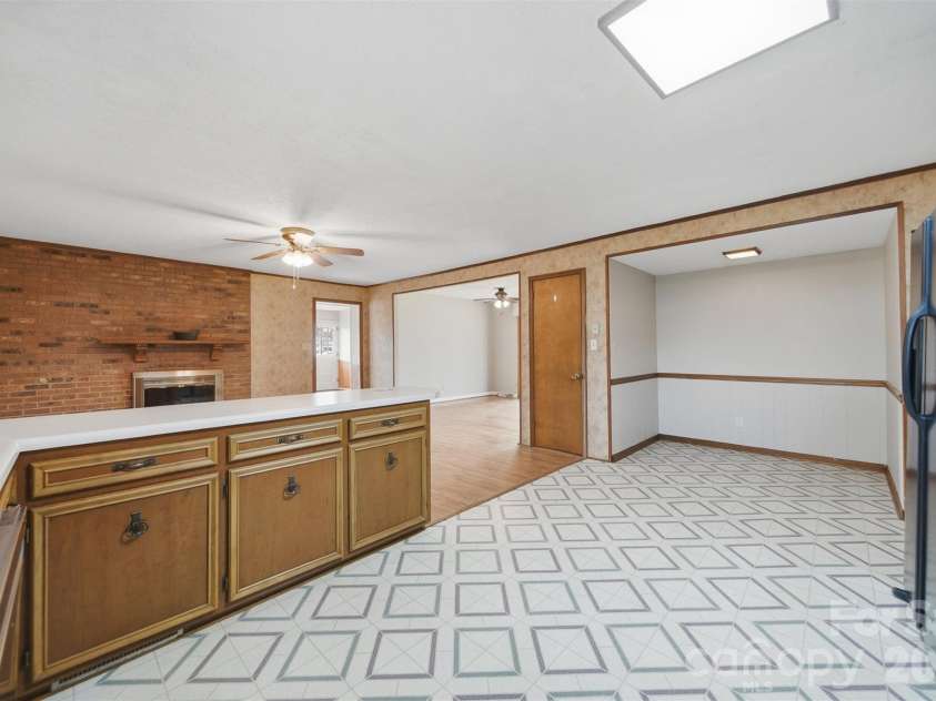 2010 Elizabeth Avenue, Hickory, NC 28602.  MLS# CAR4355136, YatesRealty ID 3302. 