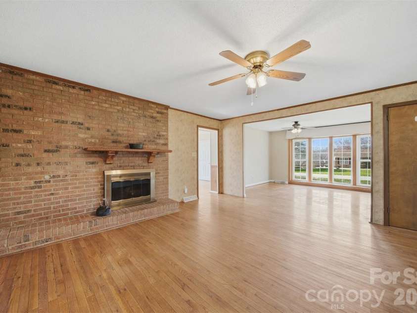 2010 Elizabeth Avenue, Hickory, NC 28602.  MLS# CAR4355136, YatesRealty ID 3302. 