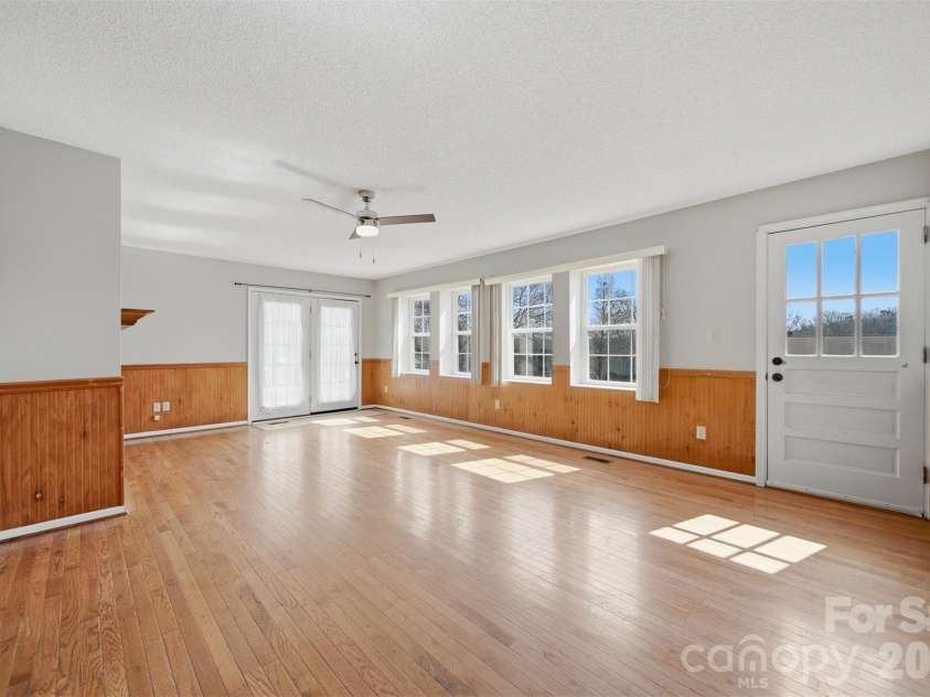 2010 Elizabeth Avenue, Hickory, NC 28602.  MLS# CAR4355136, YatesRealty ID 3302. 