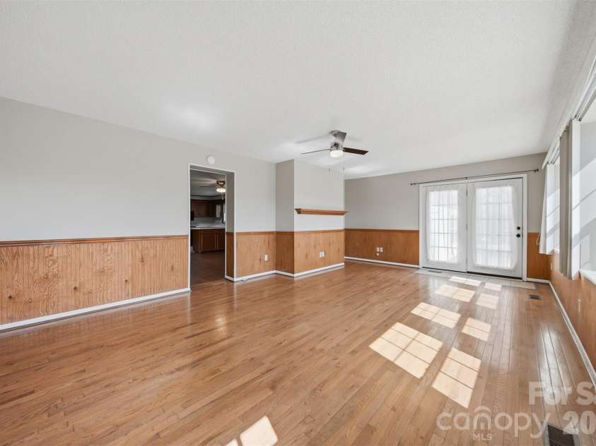 2010 Elizabeth Avenue, Hickory, NC 28602.  MLS# CAR4355136, YatesRealty ID 3302. 