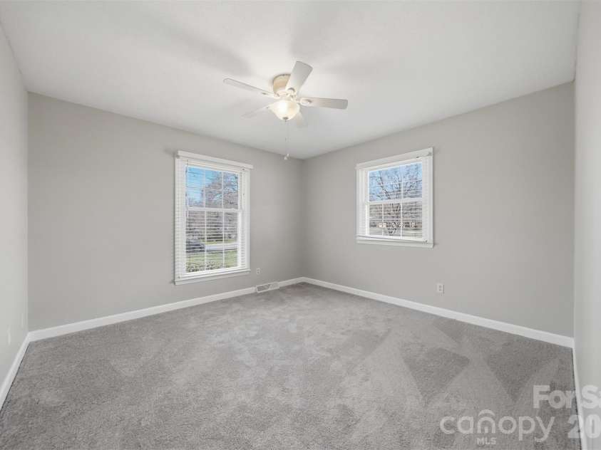 2010 Elizabeth Avenue, Hickory, NC 28602.  MLS# CAR4355136, YatesRealty ID 3302. 