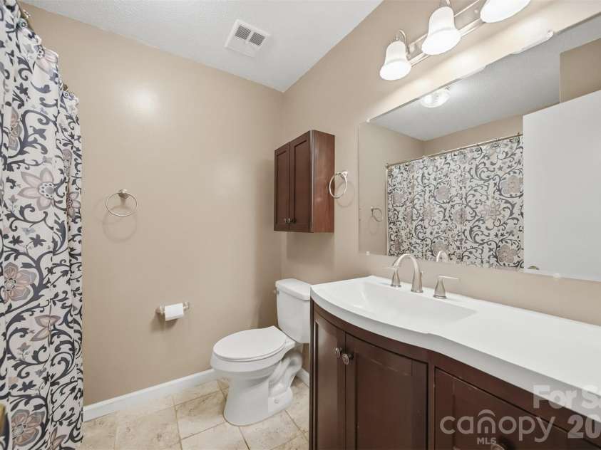 2010 Elizabeth Avenue, Hickory, NC 28602.  MLS# CAR4355136, YatesRealty ID 3302. 