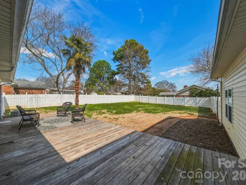 2010 Elizabeth Avenue, Hickory, NC 28602.  MLS# CAR4355136, YatesRealty ID 3302. 