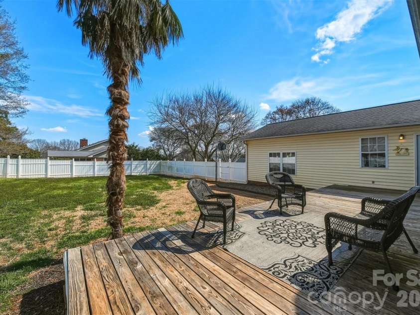 2010 Elizabeth Avenue, Hickory, NC 28602.  MLS# CAR4355136, YatesRealty ID 3302. 