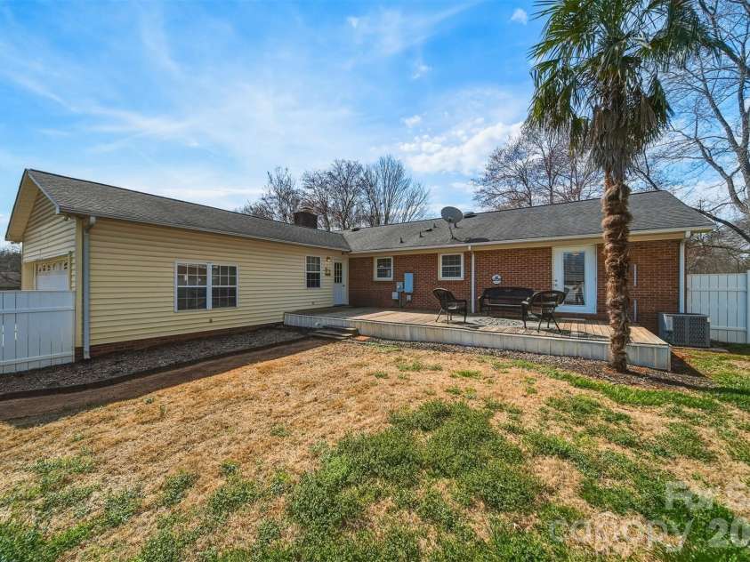 2010 Elizabeth Avenue, Hickory, NC 28602.  MLS# CAR4355136, YatesRealty ID 3302. 