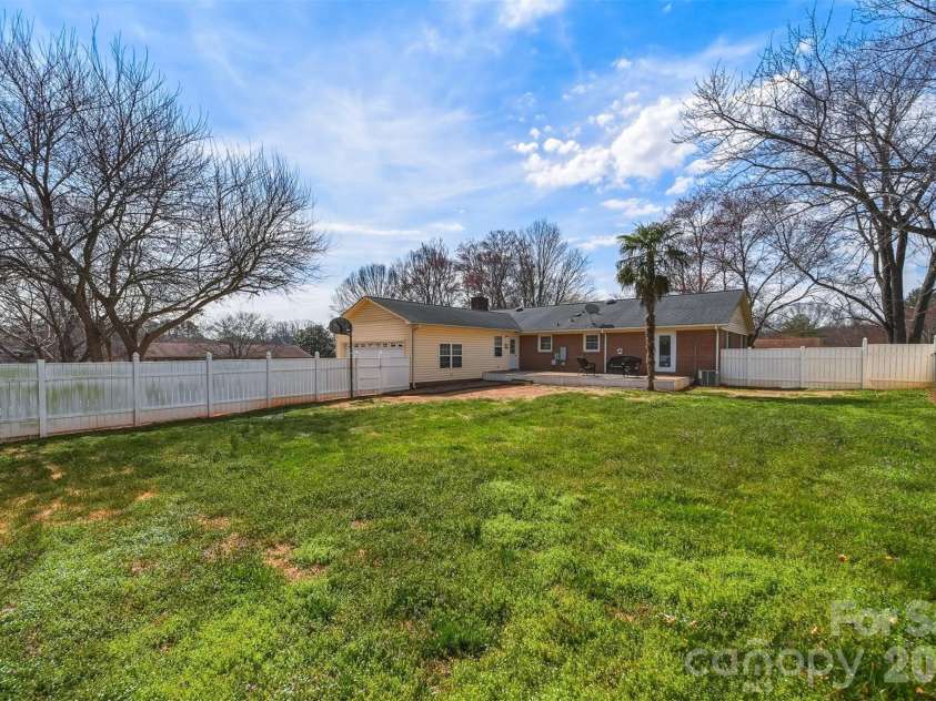 2010 Elizabeth Avenue, Hickory, NC 28602.  MLS# CAR4355136, YatesRealty ID 3302. 