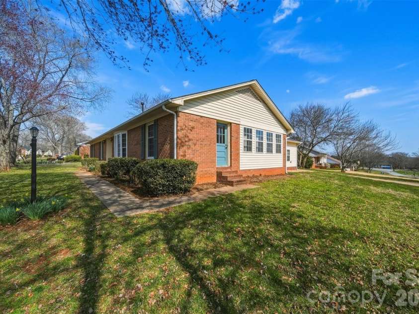 2010 Elizabeth Avenue, Hickory, NC 28602.  MLS# CAR4355136, YatesRealty ID 3302. 