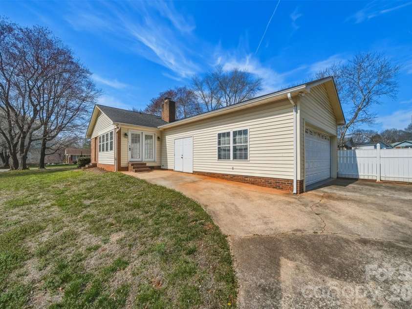 2010 Elizabeth Avenue, Hickory, NC 28602.  MLS# CAR4355136, YatesRealty ID 3302. 