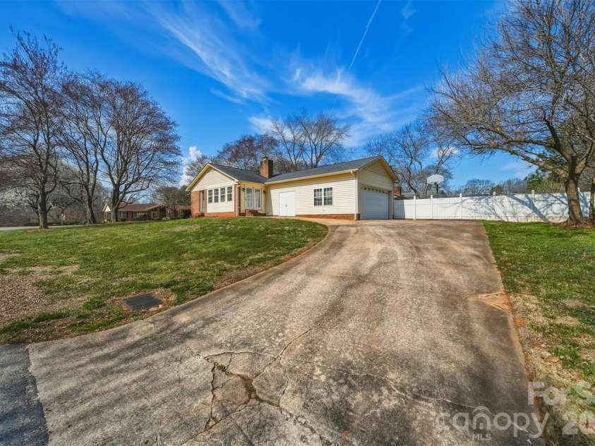 2010 Elizabeth Avenue, Hickory, NC 28602.  MLS# CAR4355136, YatesRealty ID 3302. 