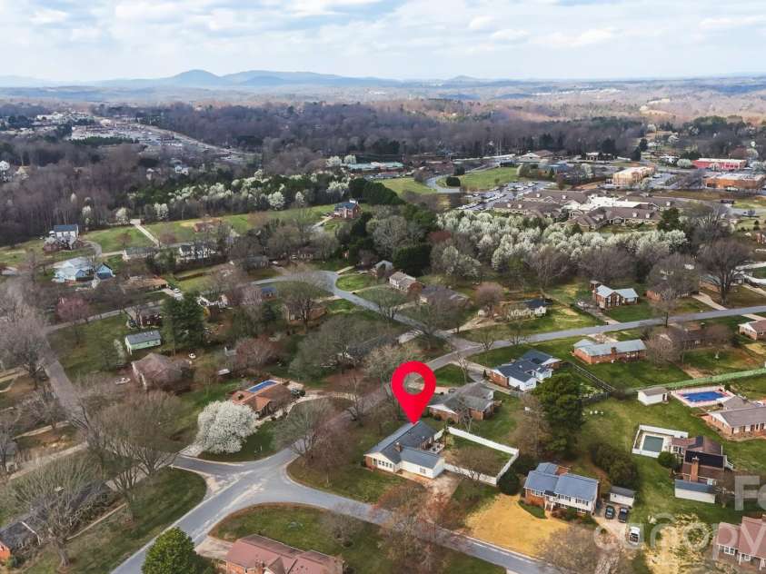 2010 Elizabeth Avenue, Hickory, NC 28602.  MLS# CAR4355136, YatesRealty ID 3302. 