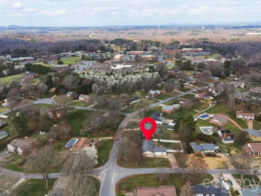 2010 Elizabeth Avenue, Hickory, NC 28602.  MLS# CAR4355136, YatesRealty ID 3302. 