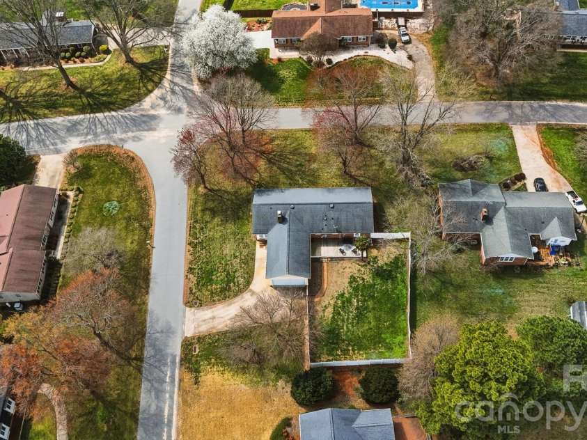 2010 Elizabeth Avenue, Hickory, NC 28602.  MLS# CAR4355136, YatesRealty ID 3302. 