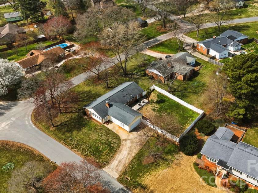 2010 Elizabeth Avenue, Hickory, NC 28602.  MLS# CAR4355136, YatesRealty ID 3302. 