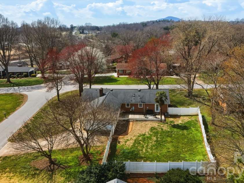 2010 Elizabeth Avenue, Hickory, NC 28602.  MLS# CAR4355136, YatesRealty ID 3302. 