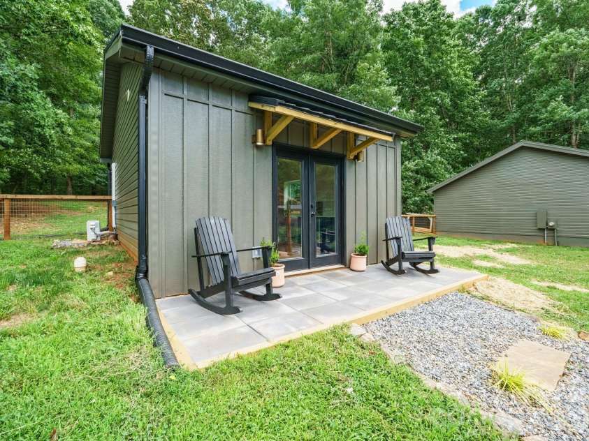 785 Midway Road, Statesville, NC 28625.  MLS# CAR4397249, YatesRealty ID 33020. 
