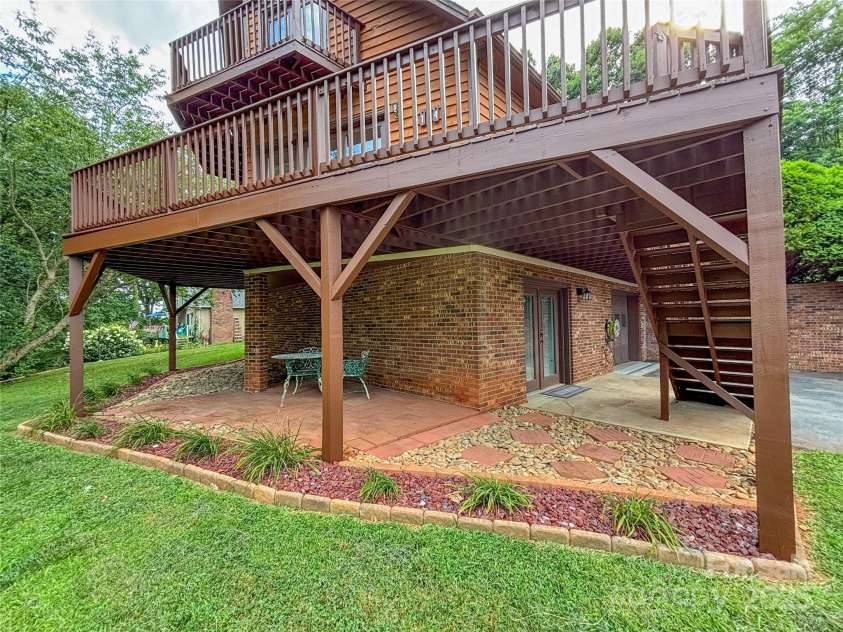 154 Cedar Road, Hickory, NC 28601.  MLS# CAR4278264, YatesRealty ID 33022. 