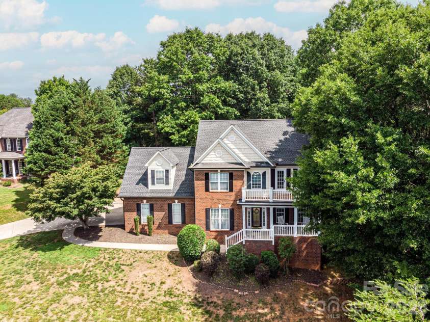 5700 Crown Terrace, Hickory, NC 28601.  MLS# CAR4389220, YatesRealty ID 33023. 
