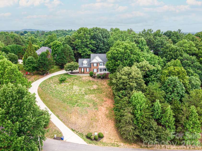 5700 Crown Terrace, Hickory, NC 28601.  MLS# CAR4389220, YatesRealty ID 33023. 