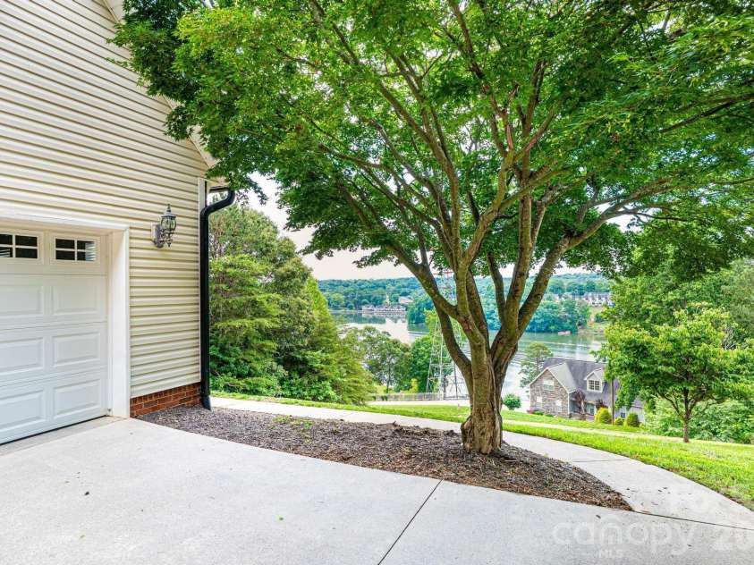 5700 Crown Terrace, Hickory, NC 28601.  MLS# CAR4389220, YatesRealty ID 33023. 