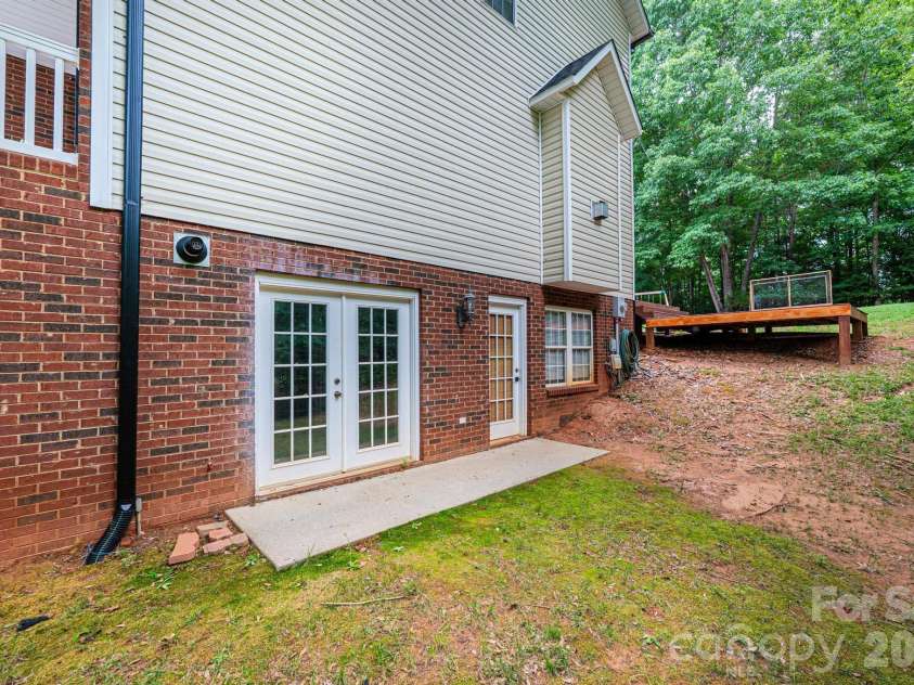 5700 Crown Terrace, Hickory, NC 28601.  MLS# CAR4389220, YatesRealty ID 33023. 