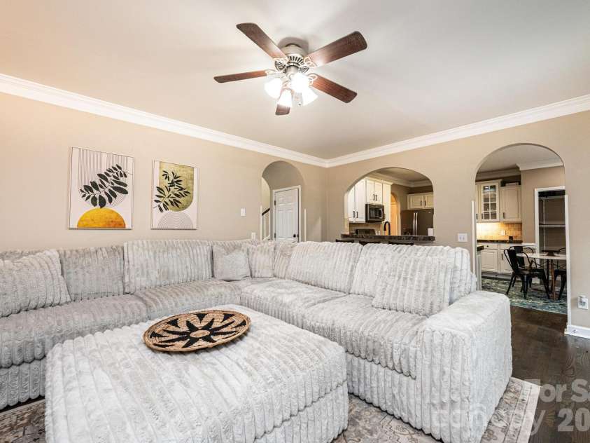 5700 Crown Terrace, Hickory, NC 28601.  MLS# CAR4389220, YatesRealty ID 33023. 