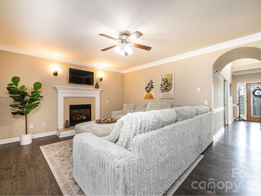 5700 Crown Terrace, Hickory, NC 28601.  MLS# CAR4389220, YatesRealty ID 33023. 