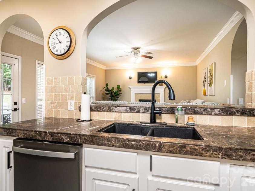 5700 Crown Terrace, Hickory, NC 28601.  MLS# CAR4389220, YatesRealty ID 33023. 