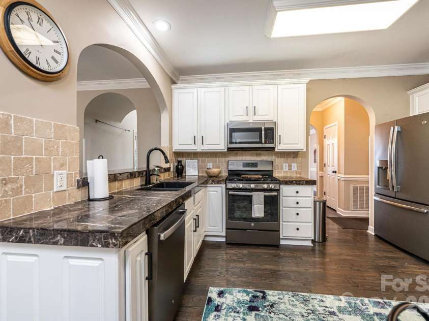 5700 Crown Terrace, Hickory, NC 28601.  MLS# CAR4389220, YatesRealty ID 33023. 