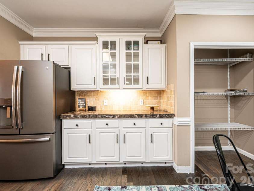 5700 Crown Terrace, Hickory, NC 28601.  MLS# CAR4389220, YatesRealty ID 33023. 